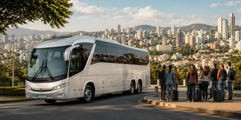 Ônibus rodoviário branco da BH Vans para locação de empresas e operadoras