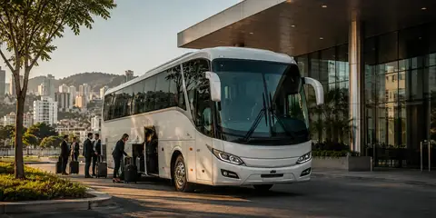 Ônibus rodoviário branco da BH Vans para fretamento de grupos grandes