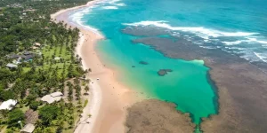 Descubra a Encantadora Taipus de Fora, Uma Bela Praia Localizada na Península de Maraú, na Bahia!